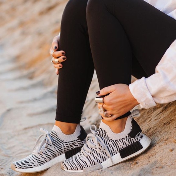 nmd r1 stlt primeknit sneaker